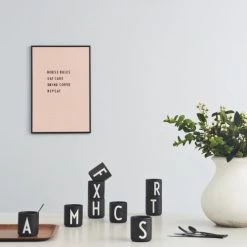 Tasse Noire Design Letters Porcelaine Noir -Boutique Cristal d'Arques tasse noire design letters porcelaine noir 85